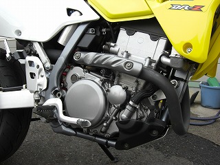 中古車　ＤＲ－Ｚ４００ＳＭ　黄　エンジン周り